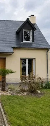 La même toiture en ardoise après démoussage complet et traitement