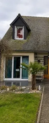 Toiture en ardoise d’une maison bretonne envahie par la mousse avant intervention