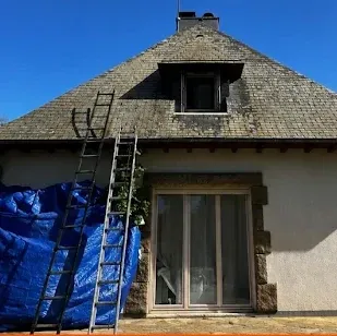 Toiture en fin de vie avec éléments déchaussés avant réfection complète